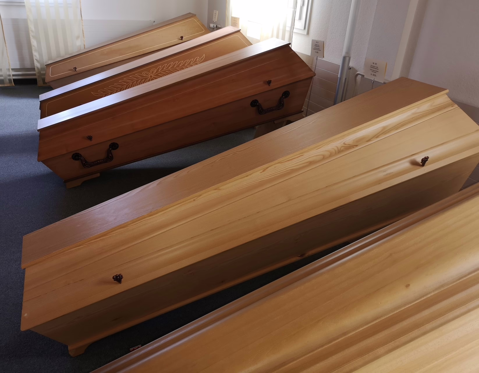 Särge, Ausstellung, Lumen Bestattungsdienst, Wynau, Bern (BE), Schweiz